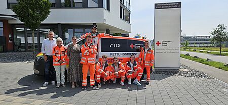 Personal und Werber in DRK Kleidung vor einem DRK Fahrzeug