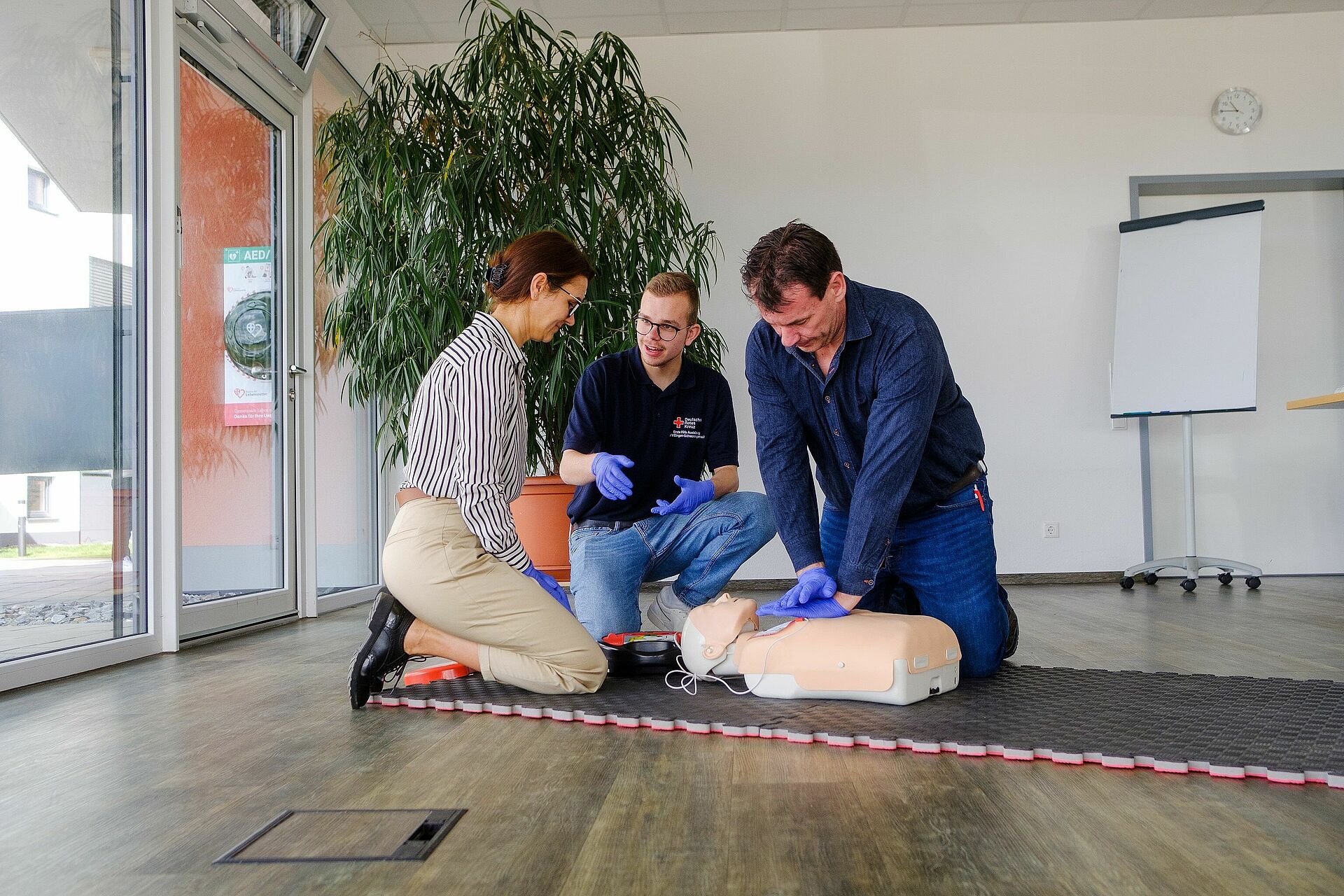 Zwei Personen üben Reanimation