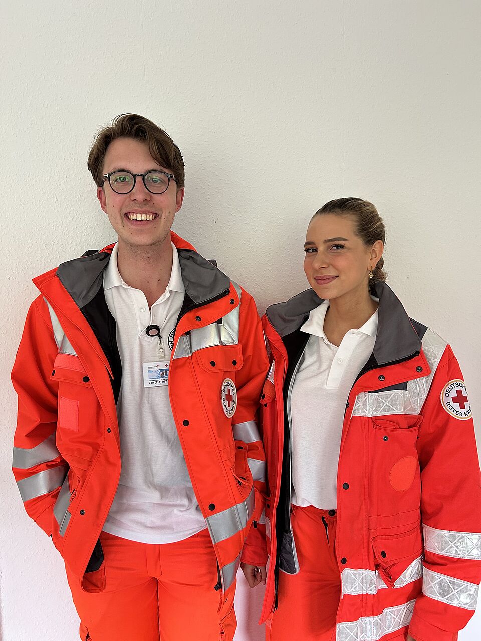 Ein Junger Mann und eine junge Frau in DRK Kleidung